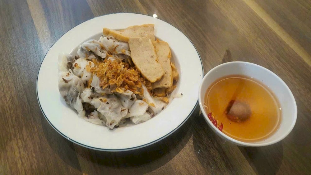 Bánh mỏng, mềm, nhân thịt mộc nhĩ đậm đà
